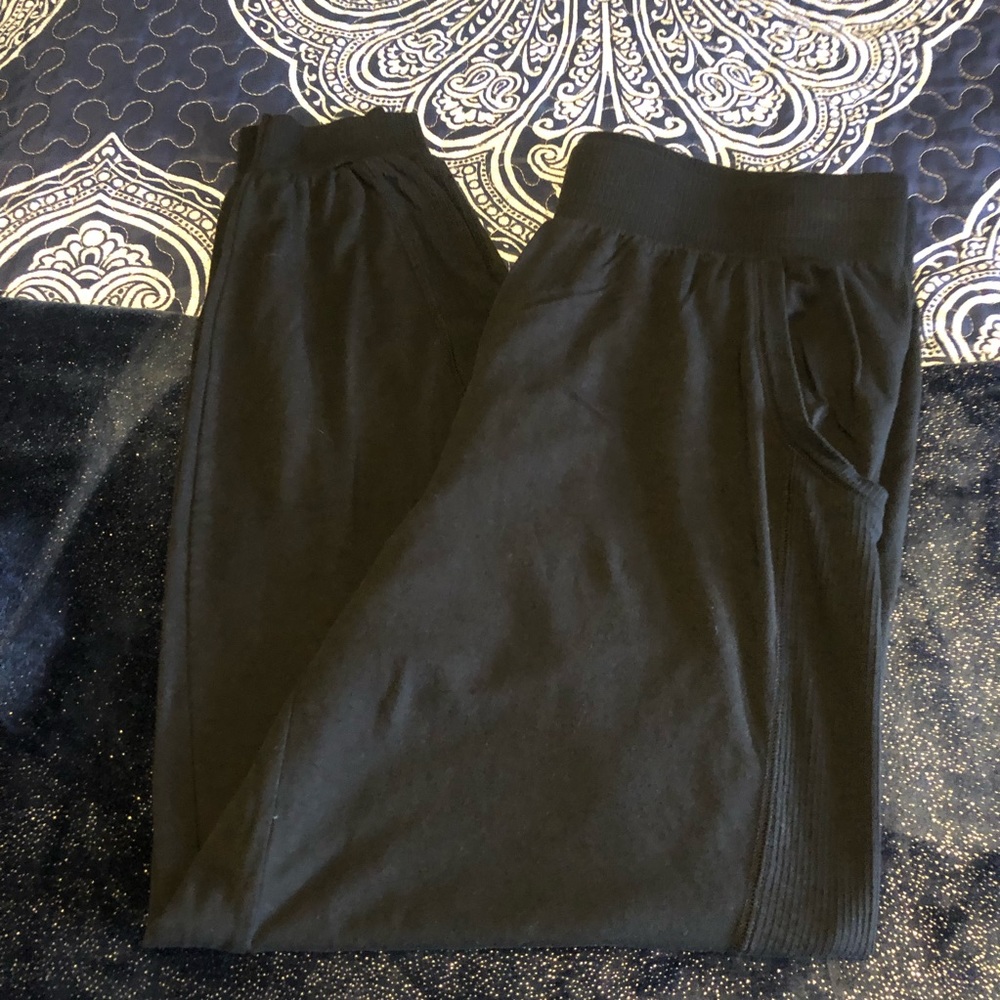 Anybody lightweight lounge bottoms size M w pocket
